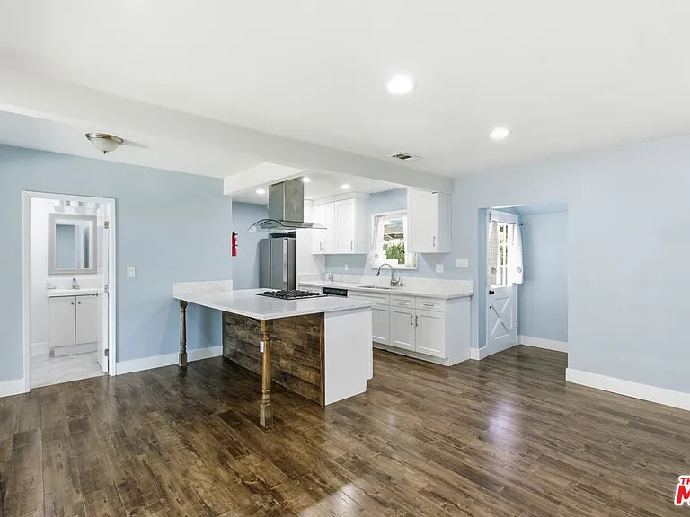 14141 Gault St — Photo 4