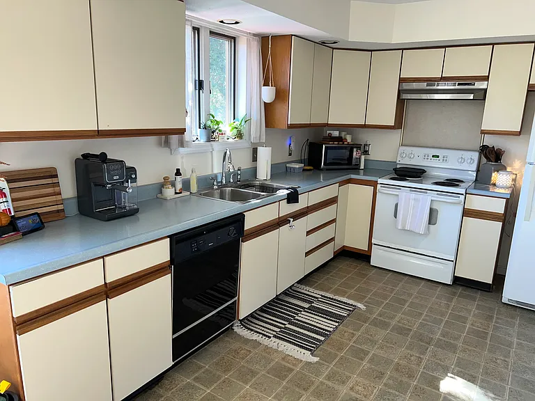 Left side of kitchen
