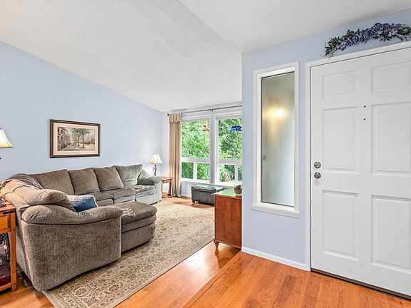 3rd image of 13907 Lakeview Way NW