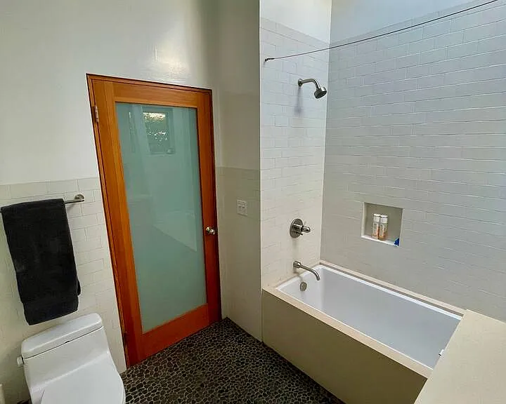 Full Jack & Jill bathroom between the two front guest bedrooms