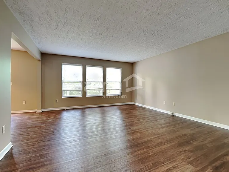 5557 Windsor Ct — Photo 6