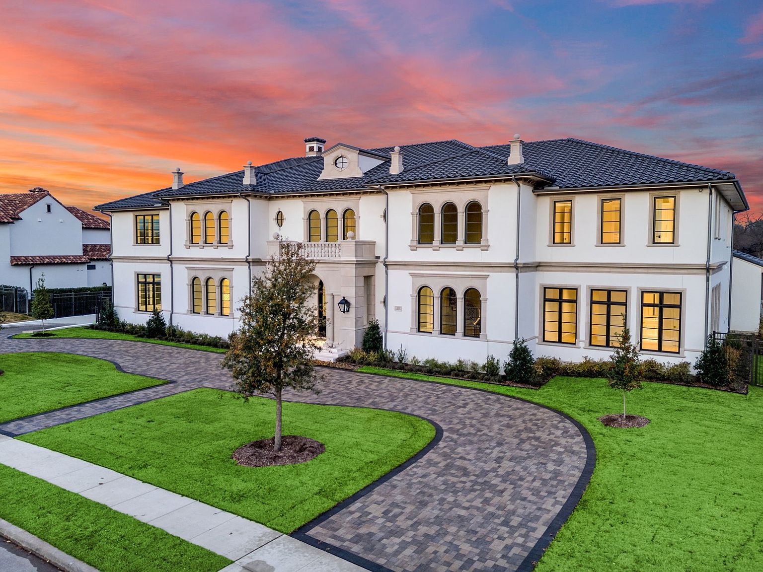 402 Lakeway Dr