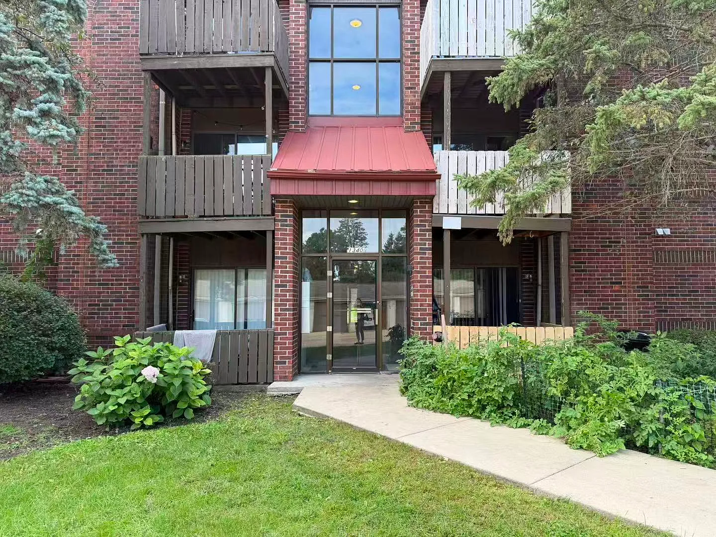 1340 Brook St — Photo 3