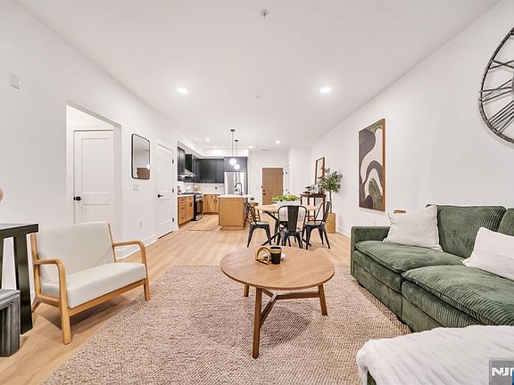 4th image of 111 Encampment Ct