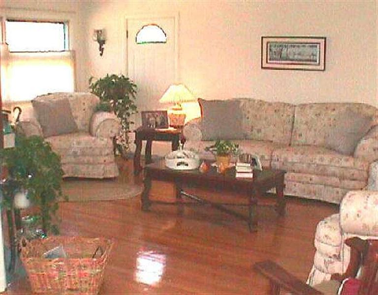 4th image of 8 SCHUYLER Road