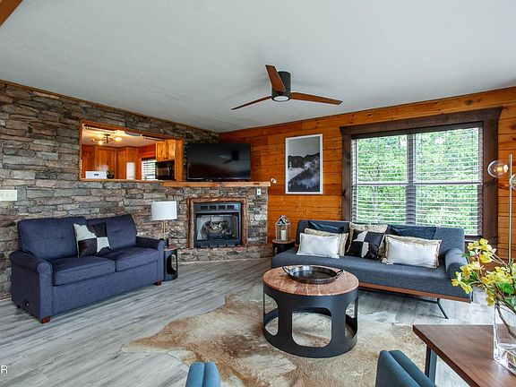 2nd image of 920 Falcon View Way