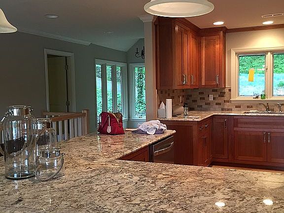 Breakfast bar and kitchen 