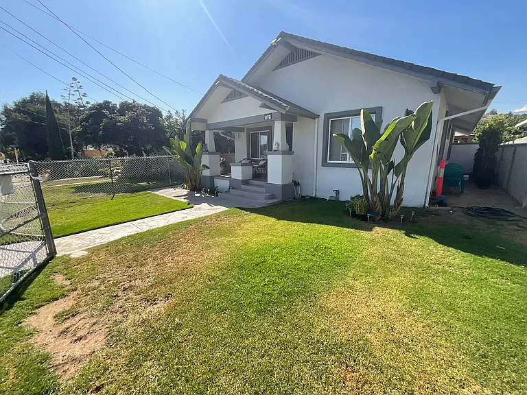 1021 E Virginia Ter — Photo 2
