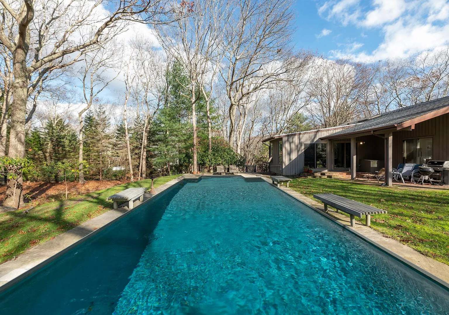 Quiet, Private and Affordable in East Hampton — Photo 1