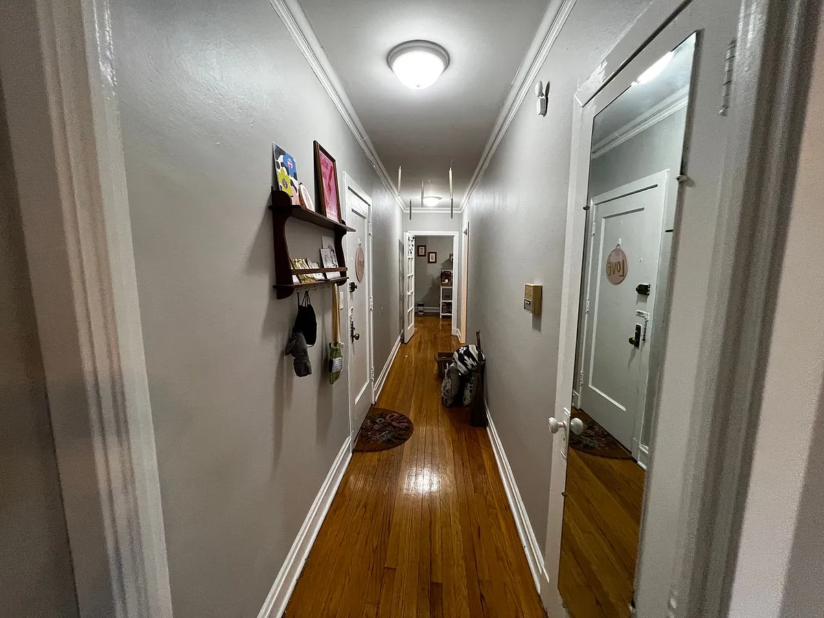 Building Photo - 1056 W Cornelia Ave #2