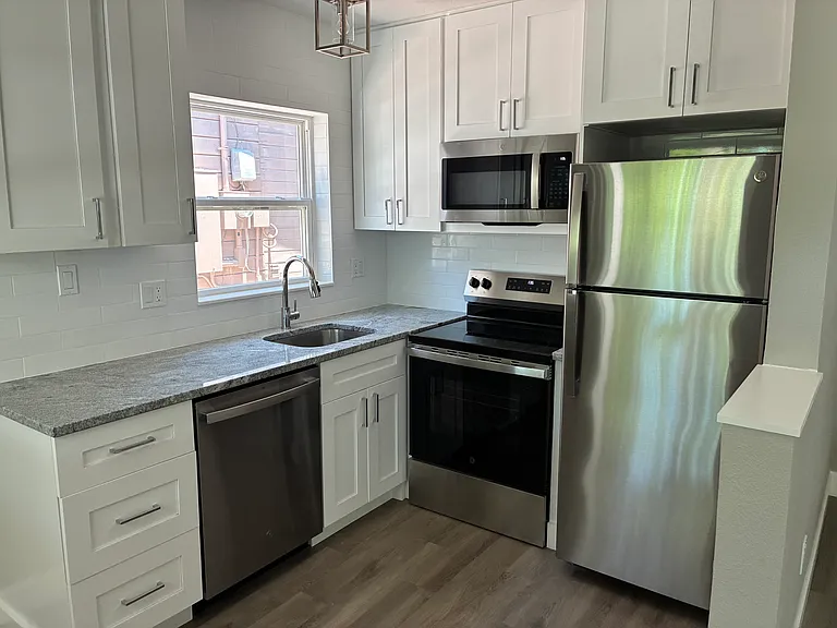 401 Engman St — Photo 2