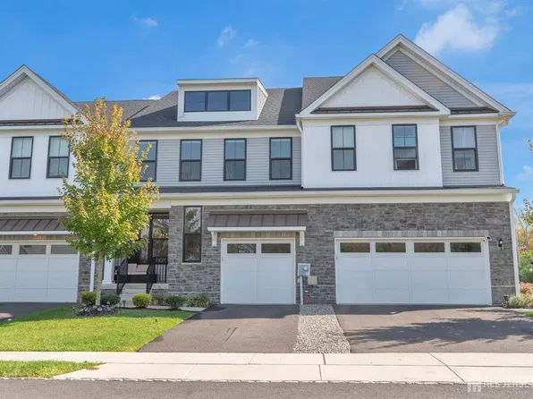 29 Beachwood Dr, Monroe Township, NJ 08831
