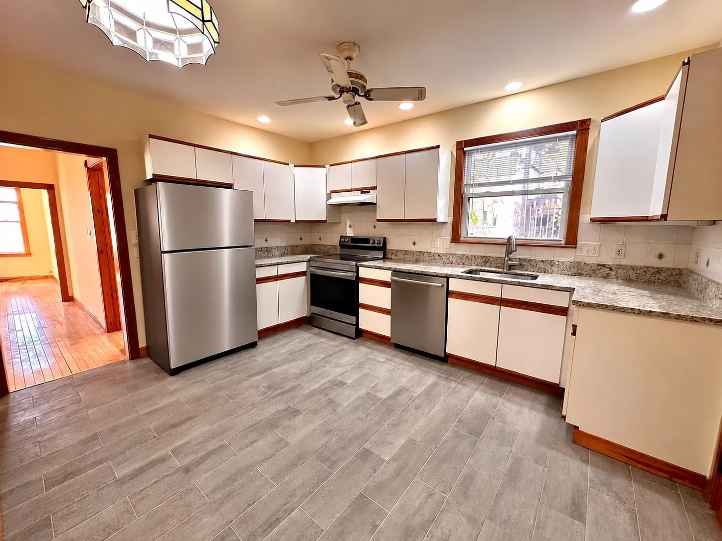 2 bed, 1.0 bath, 1050 sqft, $2,500 — Photo 2