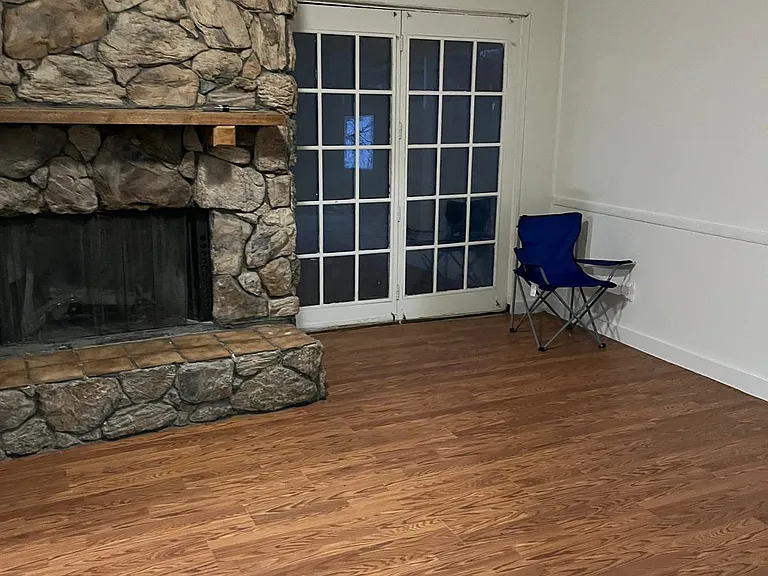 3906 Victoria St — Photo 2