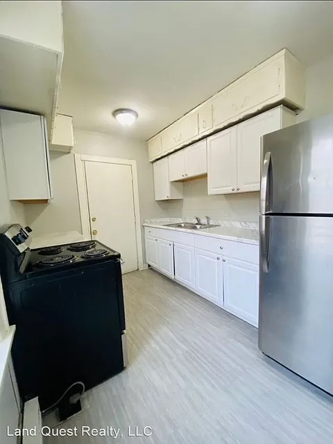 Cozy 1-Bed Apartment with Balcony and Fenced Yard — Photo 4