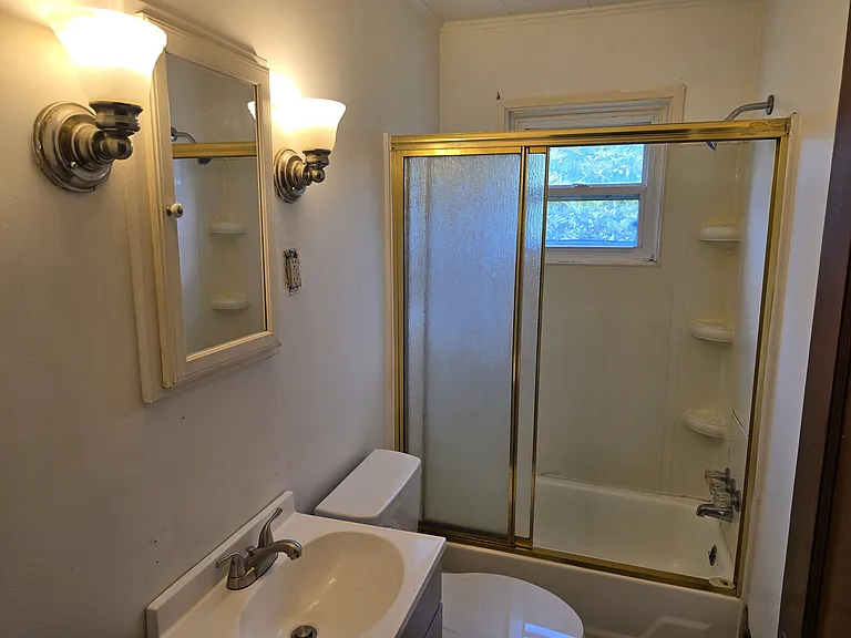 106 Lowry St — Photo 9