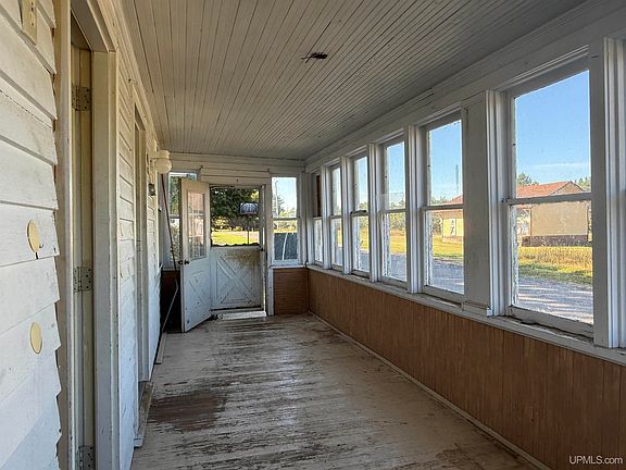 3rd image of 208 Hemlock Ave