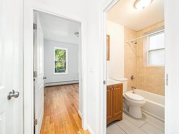 3rd image of 415 Baldwin Ave APT 4R