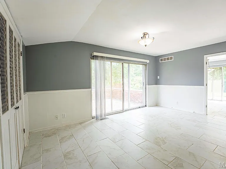 2525 Fox Hills Dr — Photo 12