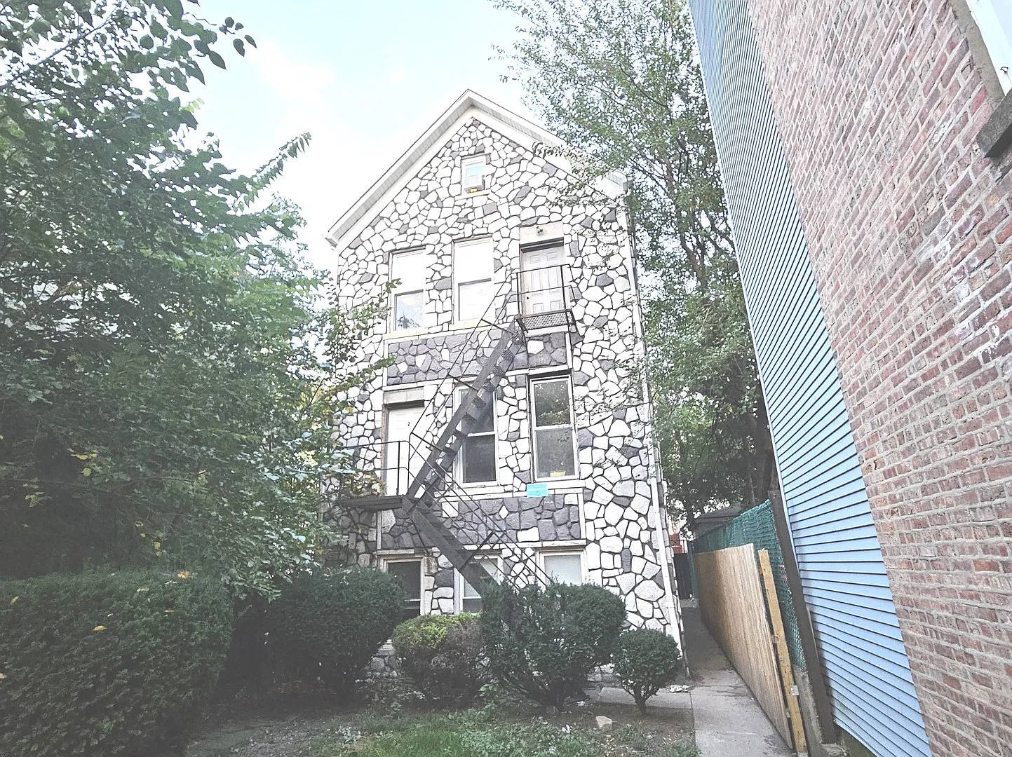 4 bed, 1000 sqft, $1,275 — Photo 1