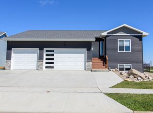 913 34th Ave NE, Minot, ND 58703