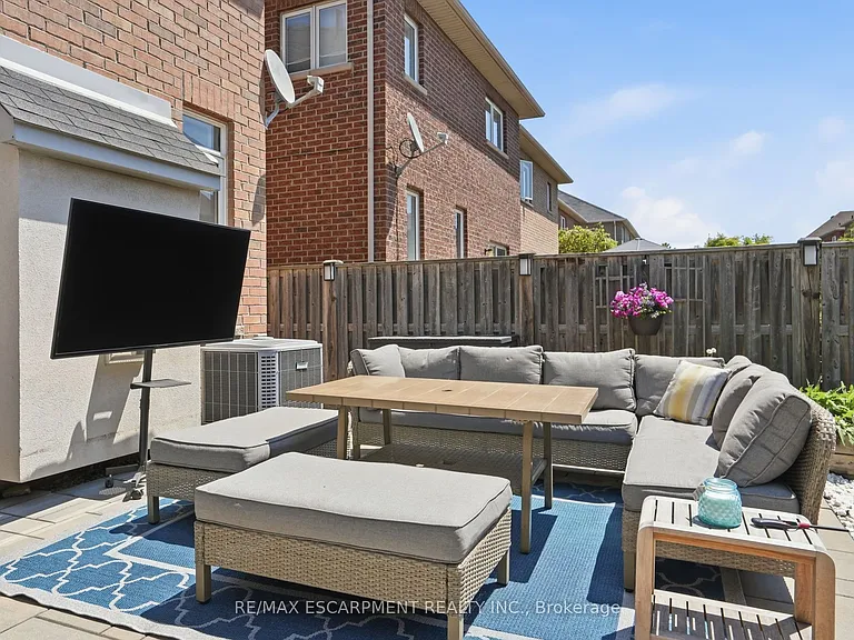 111 Greenstem Cres — Photo 35