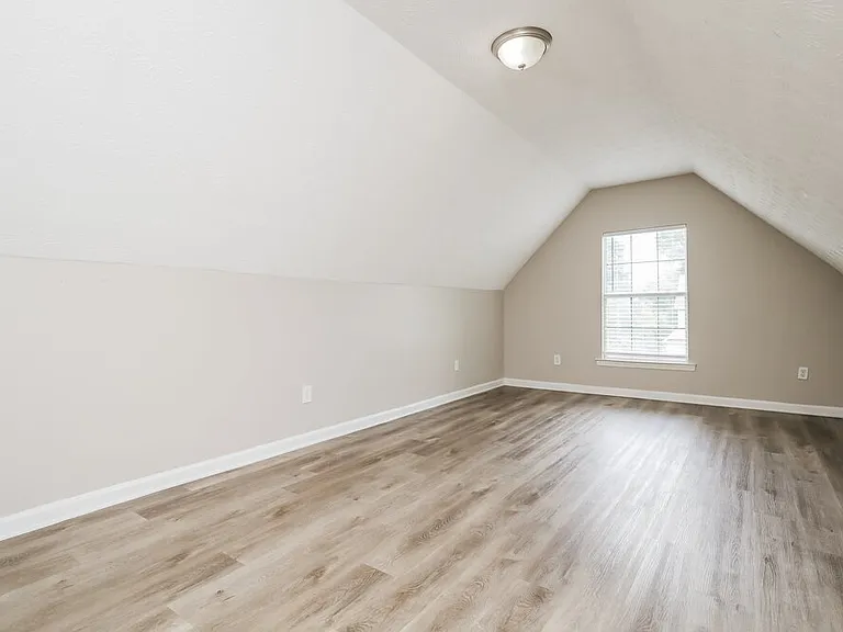 115 Syracuse Ln — Photo 9
