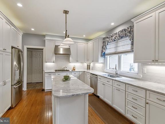 4th image of 310 Alderwood Dr