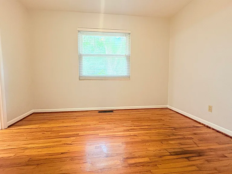 1504 Sunset Ln — Photo 9