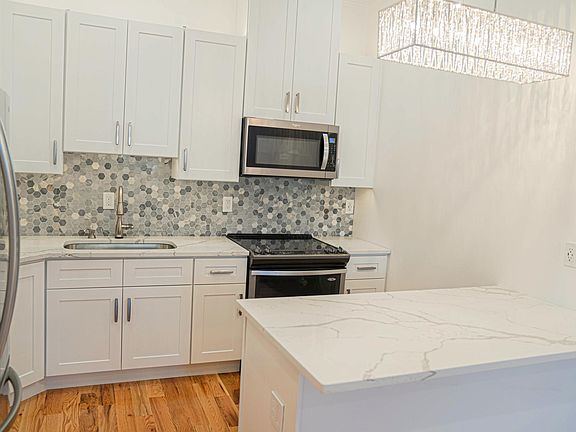 4th image of 537 Hoffnagle St Unit H