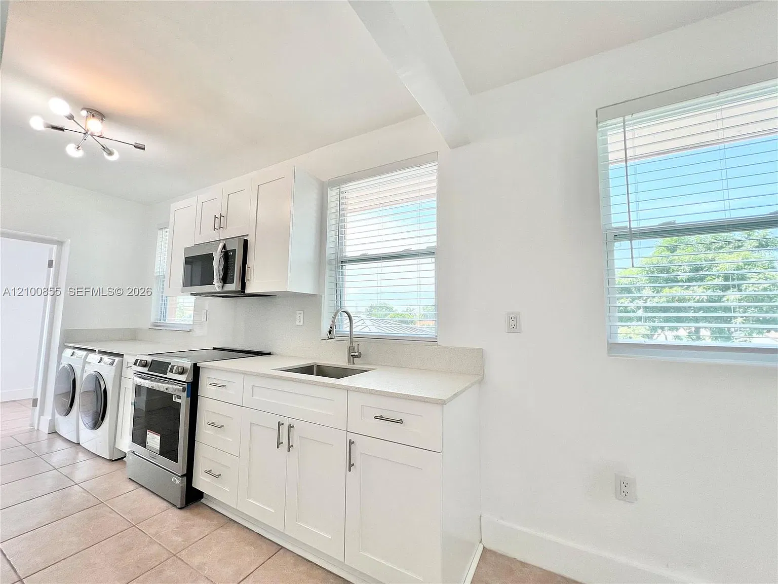 200 NW 17th Ct — Photo 2