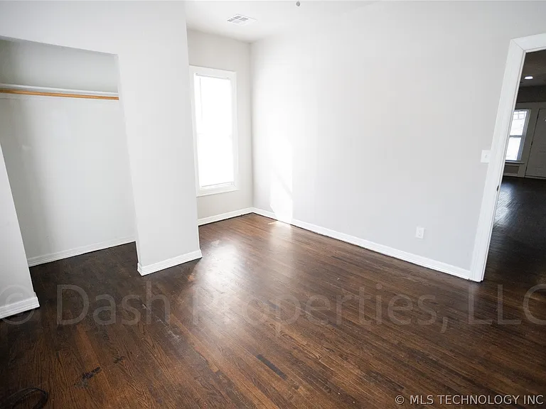 2604 E 7th St S — Photo 37