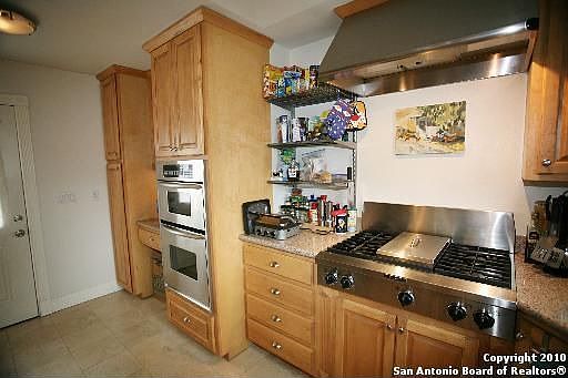 5th image of 939 Vanderhoeven St