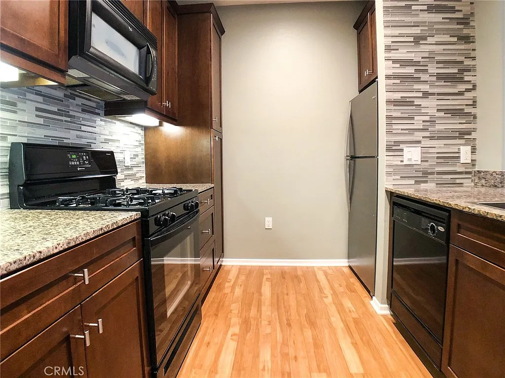 1 bed, 734 sqft, $2,700 — Photo 3