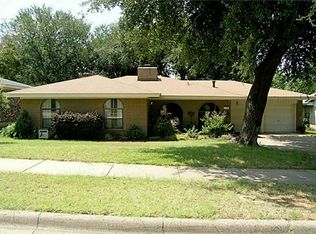 2104 Warwick Dr, Arlington, TX 76015