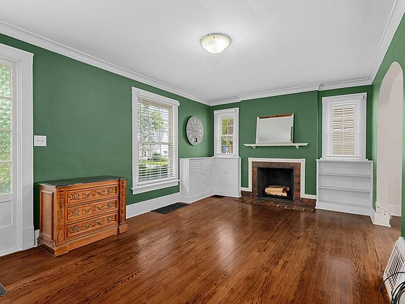 5th image of 602 W Maywood Ave