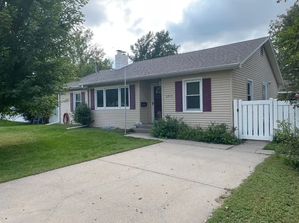 1215 16th St, Aurora, NE 68818
