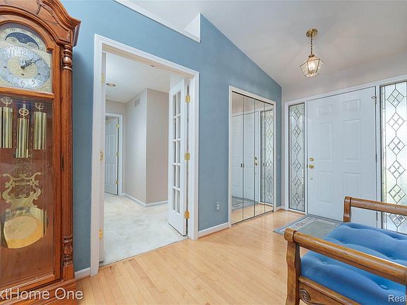3rd image of 16357 Country Knoll Dr