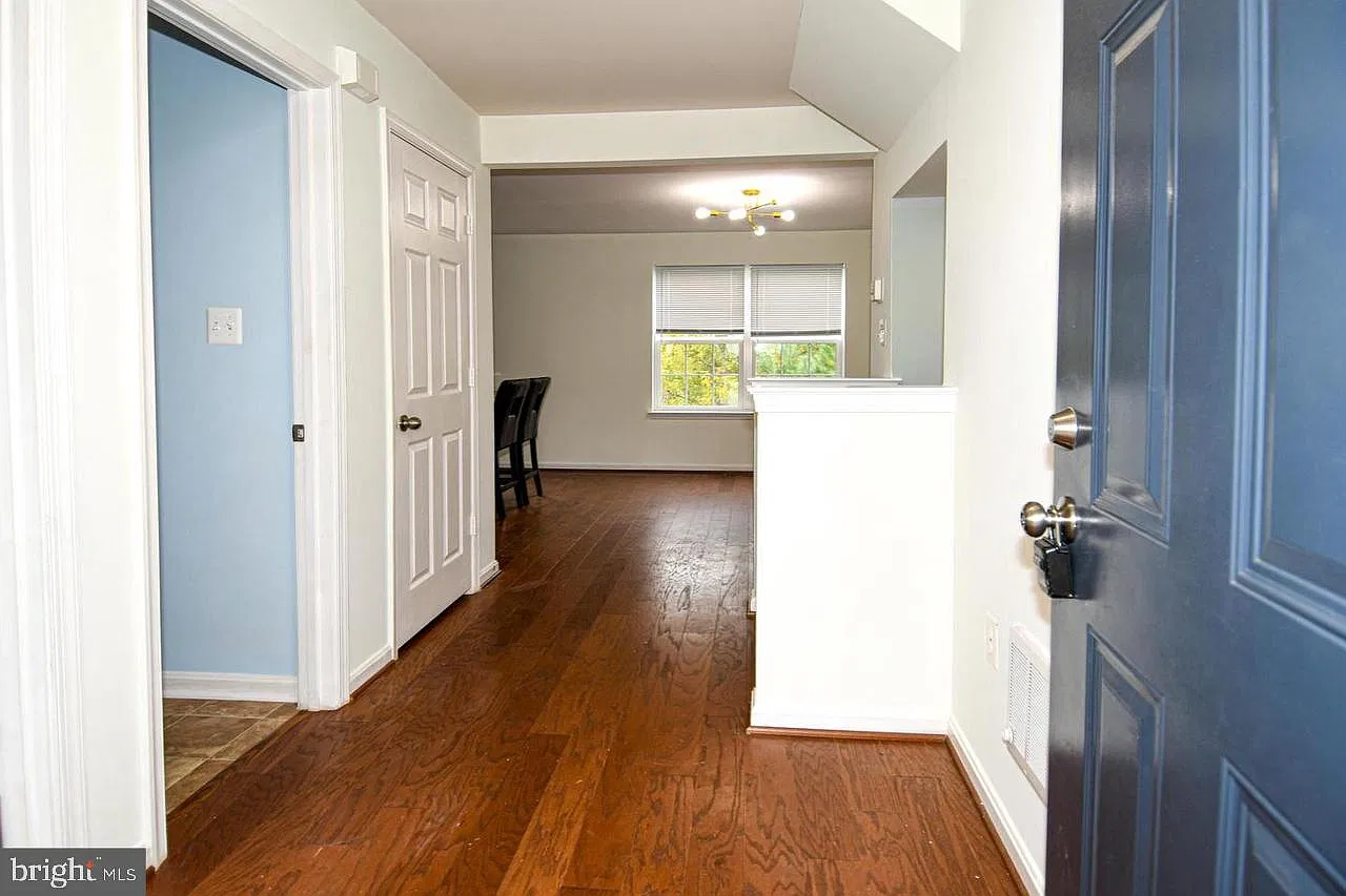 3 bed, 2.0 bath, 1253 sqft, $2,499 — Photo 4