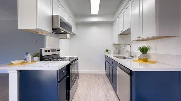 1st image of 5222 Hermitage Ave #15