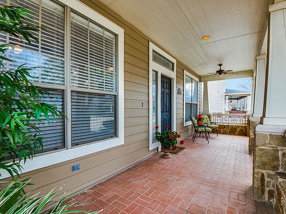 3rd image of 1909 Victoria Cir