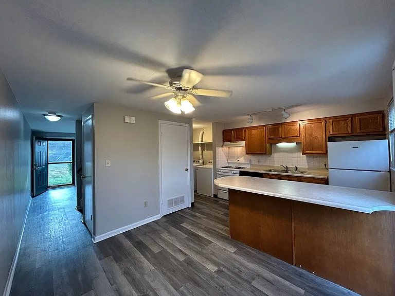 Coventry Court Townhomes — Photo 30