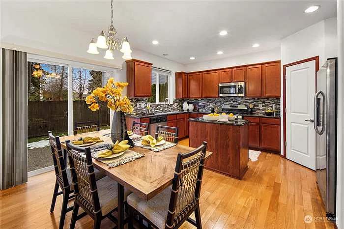 4 bed, 1998 sqft, $3,300 — Photo 3