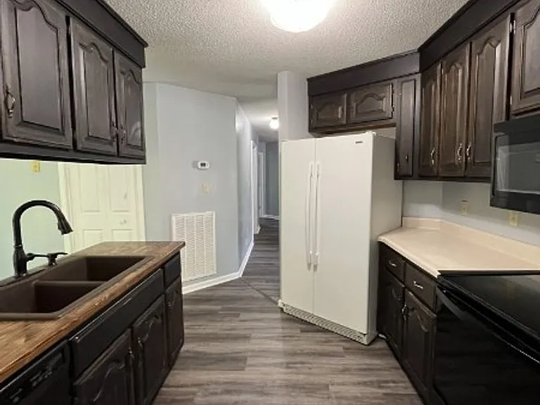 1130 Hunting Creek Ct — Photo 8