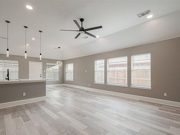 4th image of 307 Kensington Court
