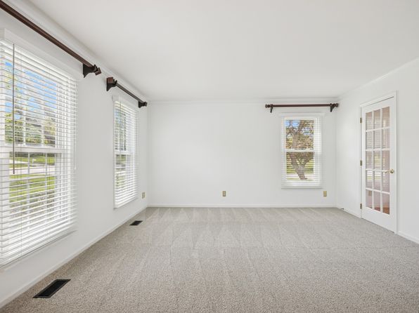 689 Saddle Rdg, Crystal Lake, IL 60012