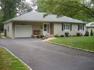 304 Garrett Rd, Mountainside, NJ 07092