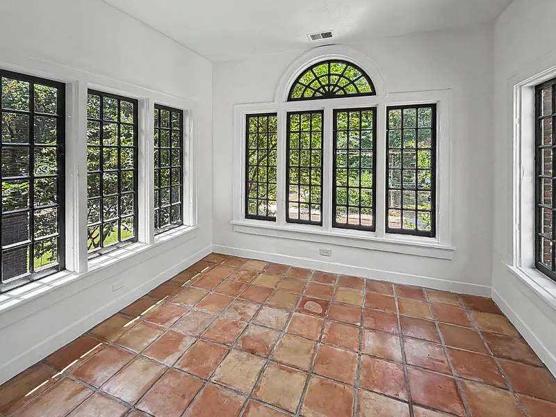 2 bed, 1.0 bath, 1300 sqft, $1,595 — Photo 2