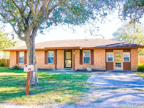 407 Randall, Beeville 78102