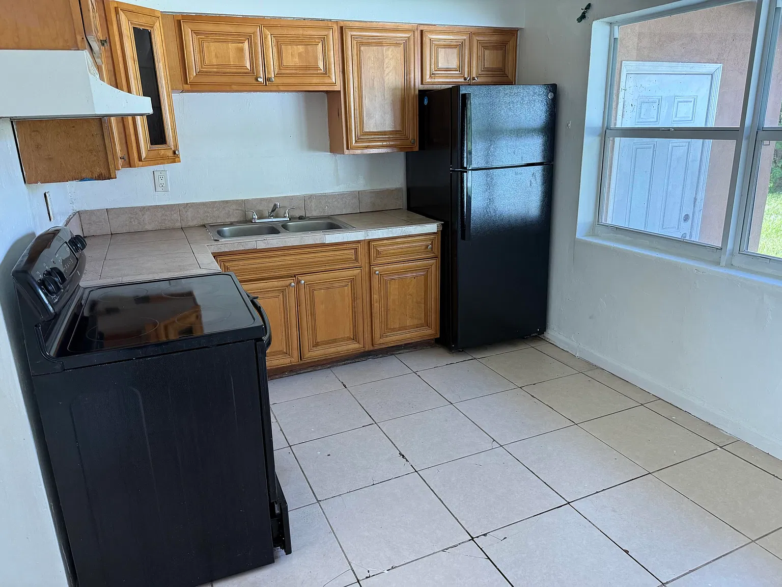 3 bed, 2.0 bath, 1025 sqft, $2,700 — Photo 2